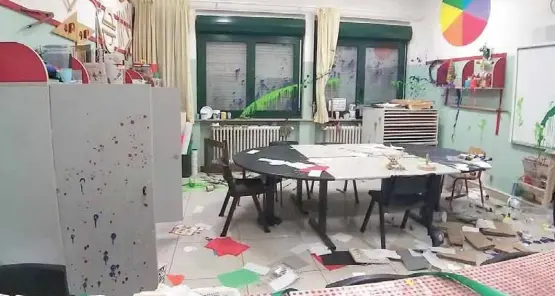 Varone, i vandali tornano a colpire a scuola: i bimbi si offrono di pulire