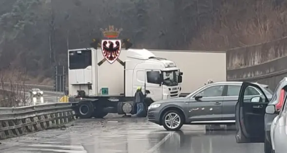Denno, tir finisce contro il guard-rail e di traverso sulla statale