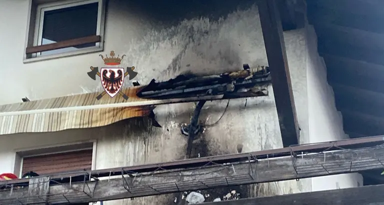 San Michele, in fiamme la facciata della stazione ferroviaria: gran lavoro per i pompieri