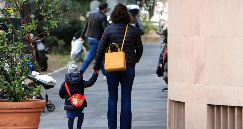 Le donne in Trentino: 18 mila sole con i figli, persistono le disparità in politica e nelle imprese