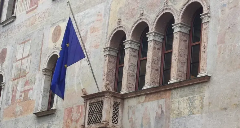 Il Comune regala arredi ad altri enti pubblici, associazioni o cooperative