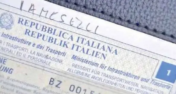 Trento, gli dormono in macchina e lui tira in ballo il sindaco