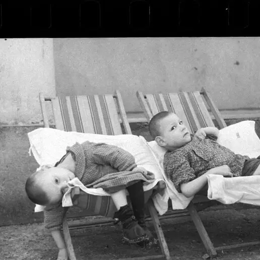 I treni della speranza per i bimbi poveri e quelli della disperazione per i minatori diretti all'estero
