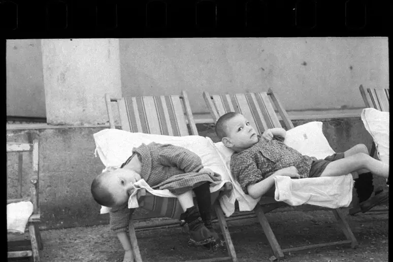 I treni della speranza per i bimbi poveri e quelli della disperazione per i minatori diretti all'estero