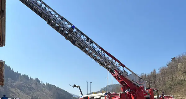 Fornace, incendio in un capannone industriale: gran lavoro per i vigili del fuoco