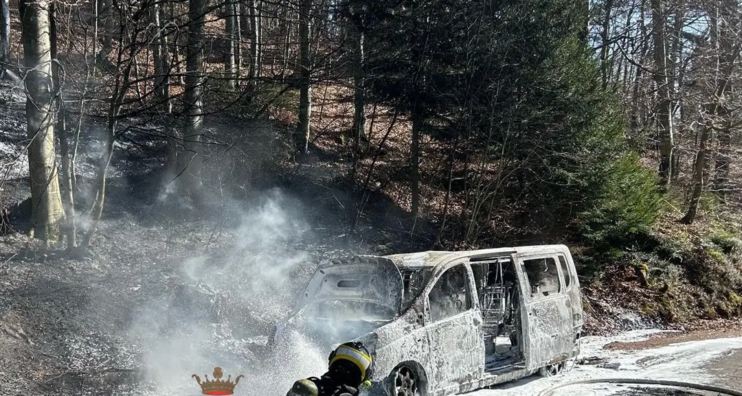 Val di Cembra: pullmino in fiamme, salvi i passeggeri
