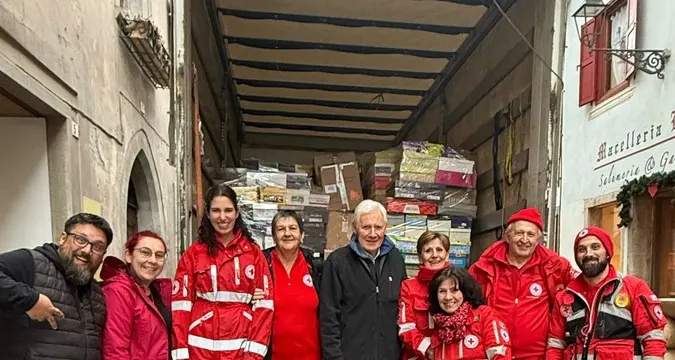 Fiera, negozio storico chiude e dona alla Croce rossa tutte le calzature rimaste