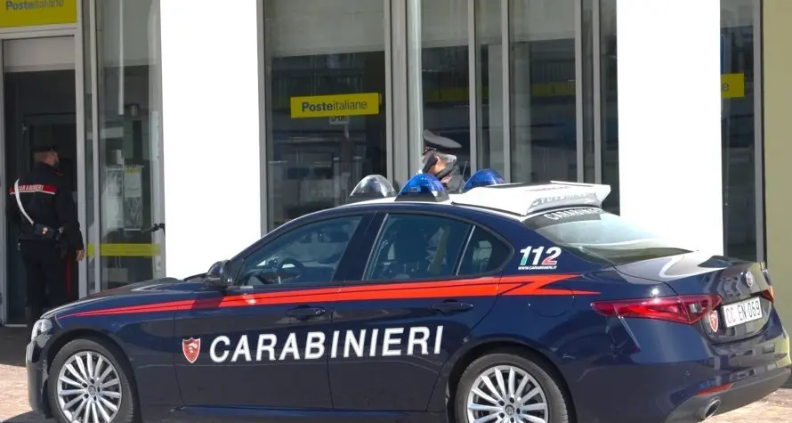 Val Venosta: non sopporta l'attesa e devasta l'ufficio postale, intervengono i carabinieri