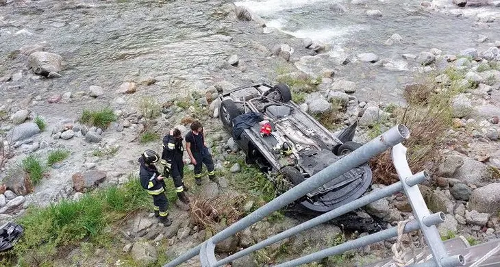 Auto fuori strada finisce sul greto del Sarca a Spiazzo Rendena: due feriti