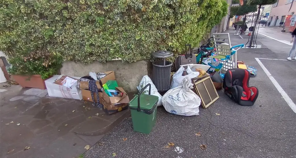 Lavis, stangata per l'abbandono di rifiuti in strada: multe da 2.500 euro a testa