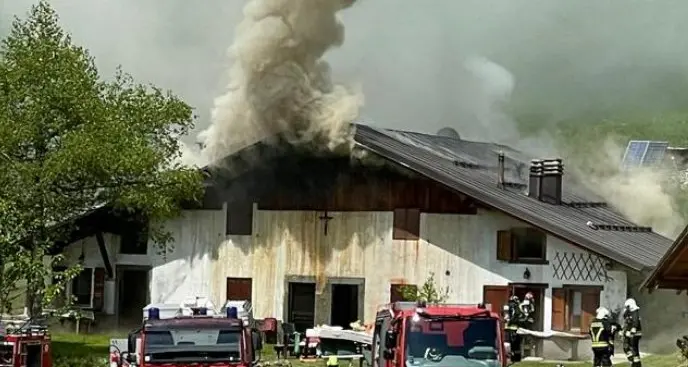 Edificio in fiamme a Condino, gran lavoro per i vigili del fuoco volontari