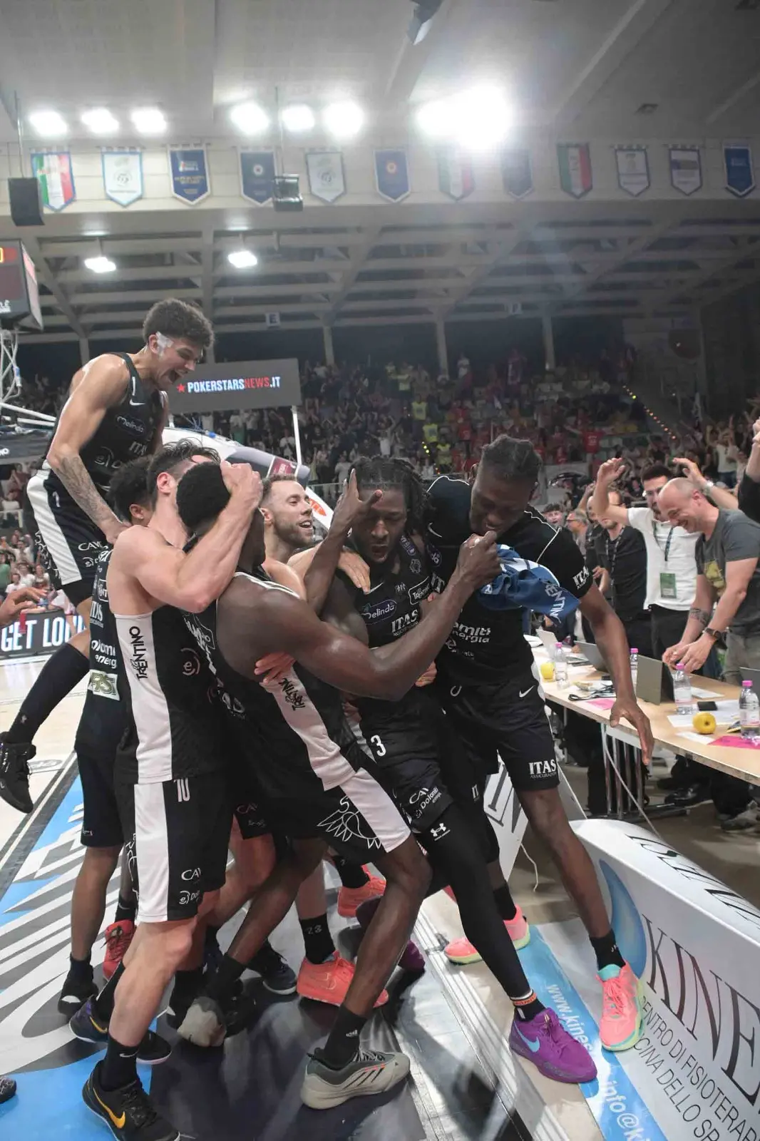 Emozioni al PalaTrento: la Dolomiti Energia supera Milano 70-67 e pareggia la serie