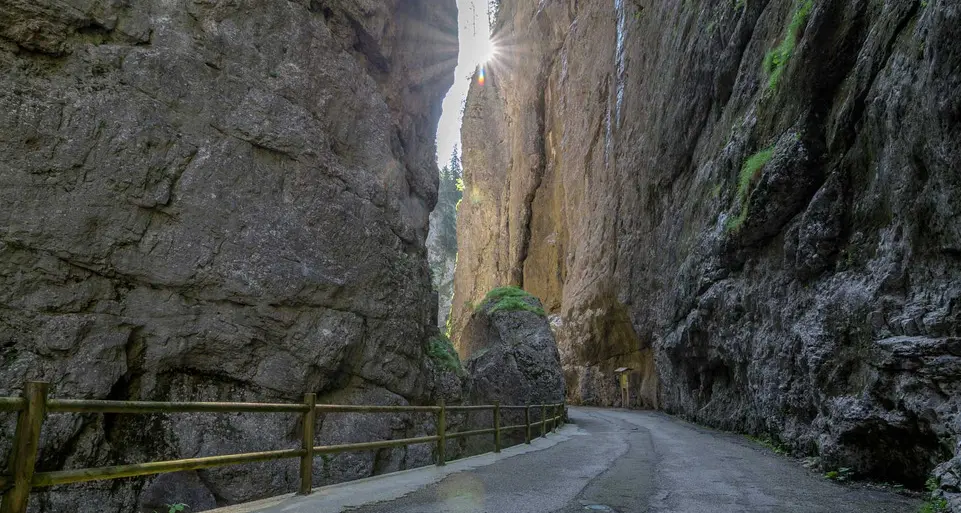 Marmolada, torna un luogo iconico: i Serrai di Sottoguda riaprono a numero chiuso