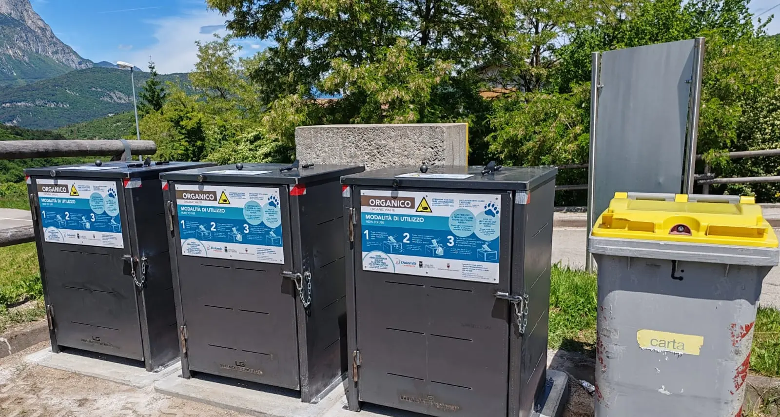 Tenere gli orsi lontani dai paesi: installati i gusci per i cassonetti dell'umido