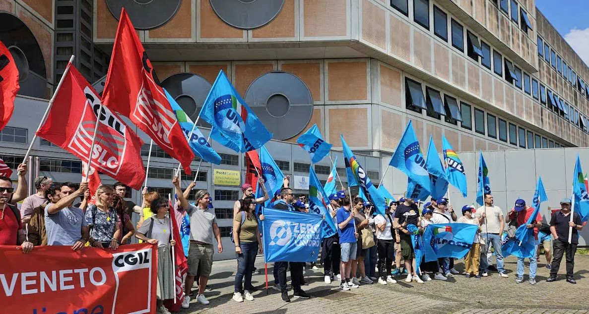 Poste, la denuncia dei sindacati: «Ancora tagli agli organici e chiusure»