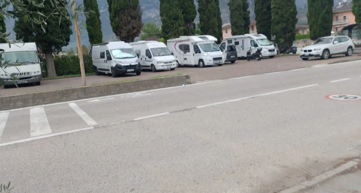 Arco, il parcheggio al cimitero ormai sembra un'area camper