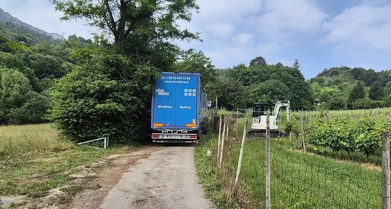 Tir \"tradito\" dal gps si incastra sulle strada del Cimirlo: complicato intervento dei vigili del fuoco