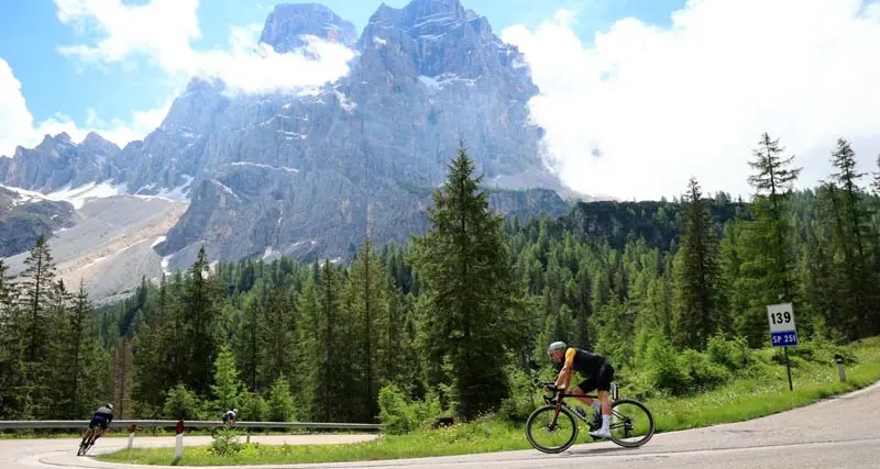 Torna la Sportful Dolomiti Race: in bici sotto le vette