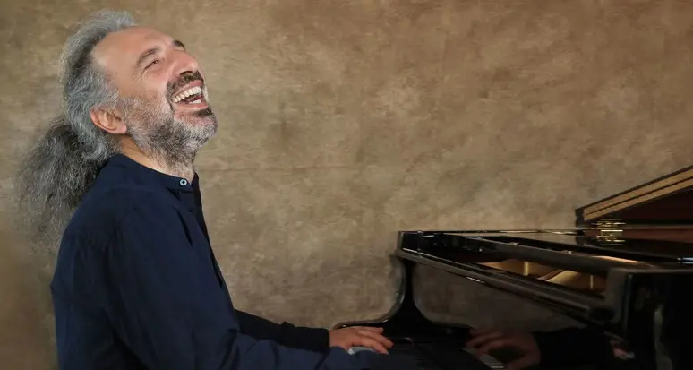 Stefano Bollani: «Suonare da solo e nella natura è fantastico»