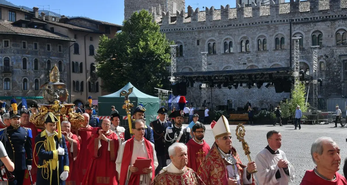 San Vigilio: processione da Santa Maria e messa in Duomo con Tisi, Bressan e Manzana