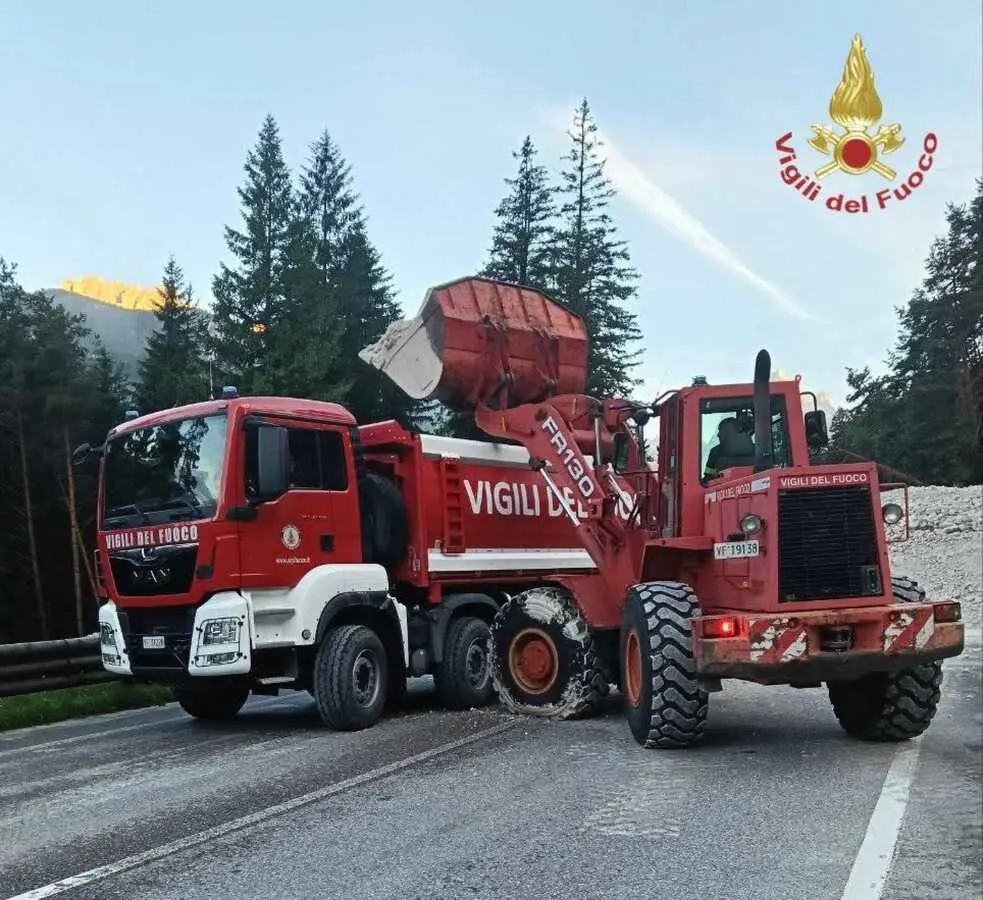 Una ennesima colata di fango e sassi si è staccata dopo la mezzanotte dalla Croda Marcora, scendendo verso l'abitato di San Vito di Cadore (Belluno). Ne da' notizia l'assessore regionale alla Protezione civile Gianpaolo Bottacin. La massa detritica, imponente, ha invaso la carreggiata della statale 51 di Alemagna, che collega la pianura a Cortina D'Ampezzo, che è quindi bloccata. Non si registrano invece conseguenze a persone o alle abitazioni, 1 luglio 2025. ANSA/US VIGILI DEL FUOCO +++ NPK +++ NO SALES, EDITORIAL USE ONLY +++
