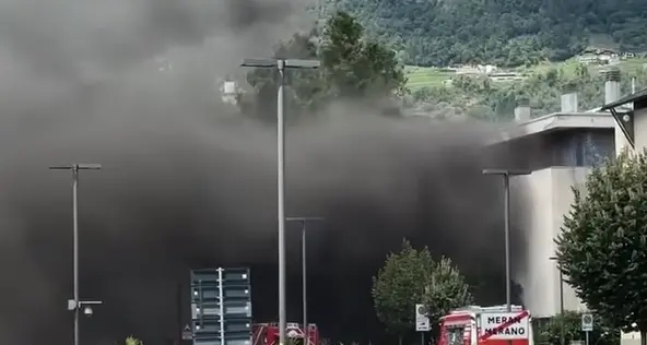 Spento nella notte l’incendio al deposito di penumatici a Merano
