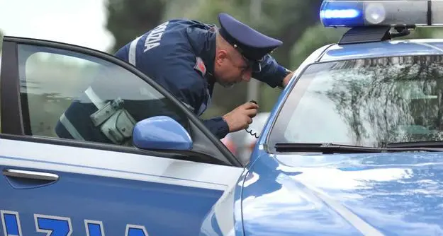 Trento, rubano birra e denaro in un locale della Portela: arrestati due uomini e denunciato un minore