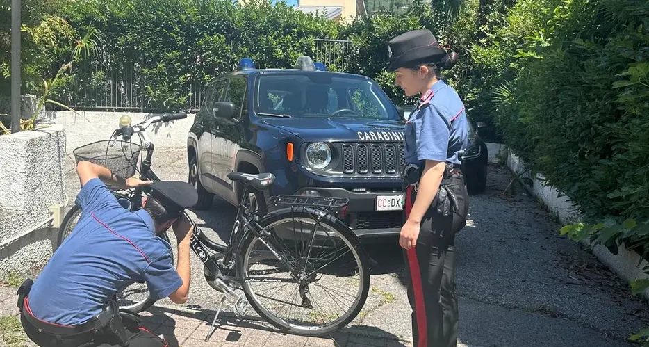 Arco, il proprietario vede per strada la bici rubata: intervengono i carabinieri