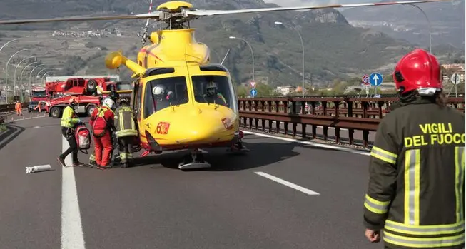 Vallagarina, donna si getta dall'auto in corsa sull'A22: ricoverata in codice rosso