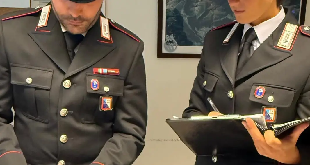Si presenta come investigatore privato, ma ha una pistola senza permessi: denunciato a Vandoies