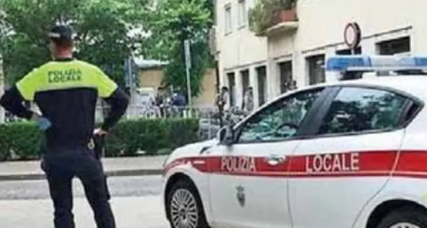 Trento: agente della polizia locale vessata chiede 100mila euro, l'amministrazione respinge le accuse