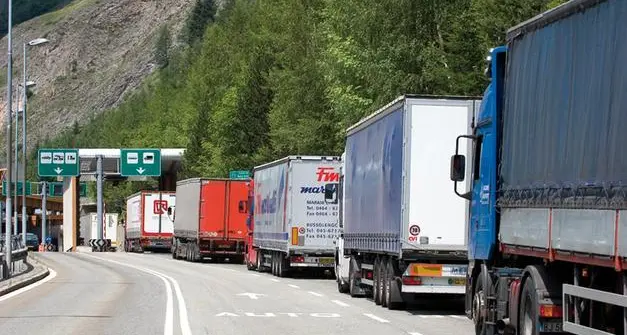 “Solo il 2,6% dei nuovi camion è elettrico, il mercato boccia l’ideologia green di Bruxelles”