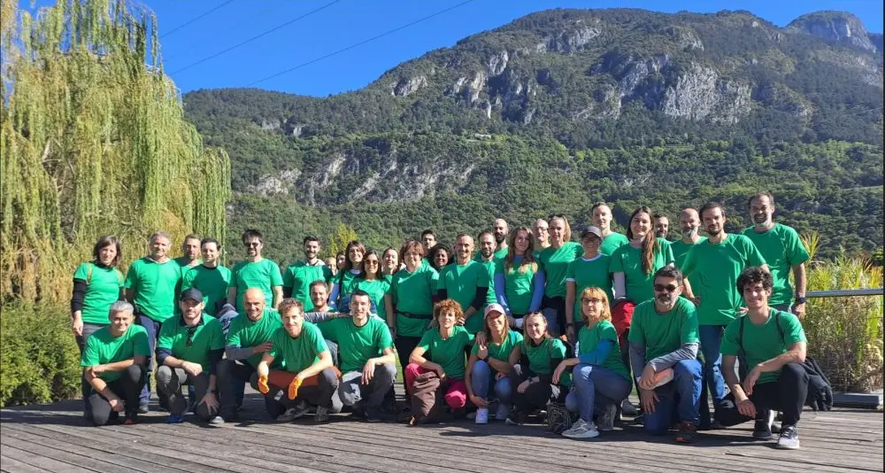 Sessanta dipendenti di Dolomiti Energia in azione per rendere il Parco di Melta più bello