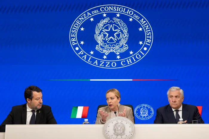 Il ministro delle infrastrutture e trasporti Matteo Salvini, il presidente del consiglio Giorgia Meloni, il ministro degli affari esteri Antonio Tajani, durante la conferenza stampa a palazzo Chigi dopo il cdm. Roma, 17 ottobre 2025. ANSA/MASSIMO PERCOSSI