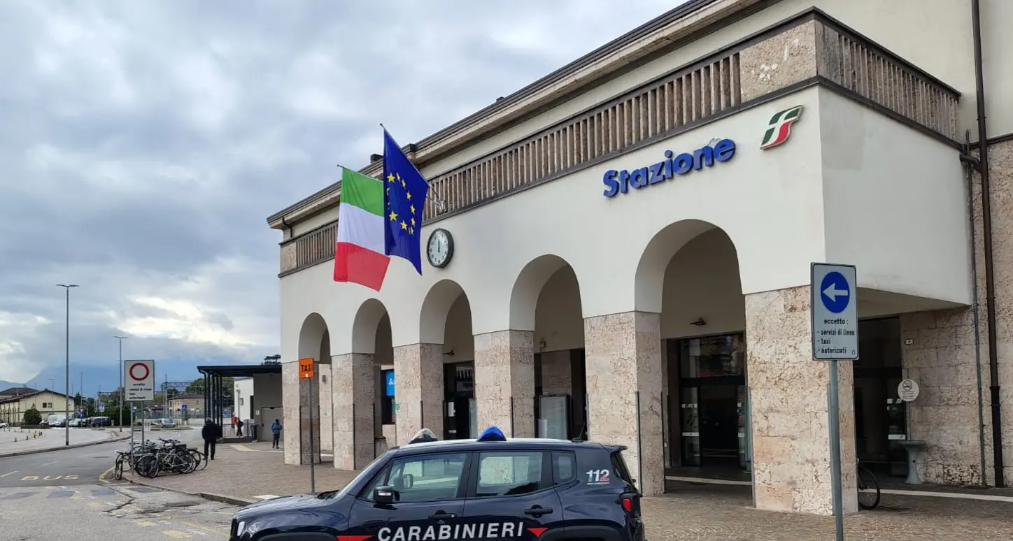 Controlli tra i pendolari alla stazione di Rovereto: denunciati due spacciatori, uno è minorenne