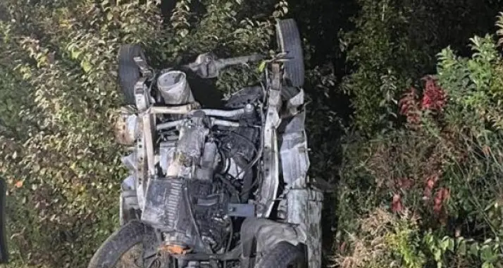 Auto speronata e finita in un fosso sulla MeBo: la conducente miracolata