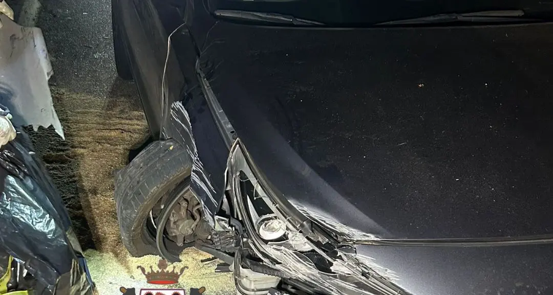 Auto va a sbattere contro un muro a Bordiana, illeso il conducente