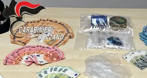 Fermato in un parcheggio con 94 ovuli di cocaina e 3.500 euro