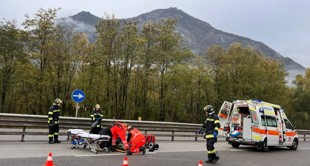 Motocicletta fuori strada alla Mochena: un ferito e traffico rallentato