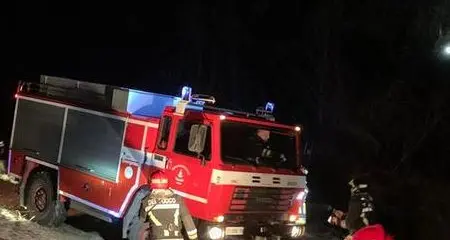 Fiamme tra Lagolo e le Viote: rapido intervento dei vigili del fuoco