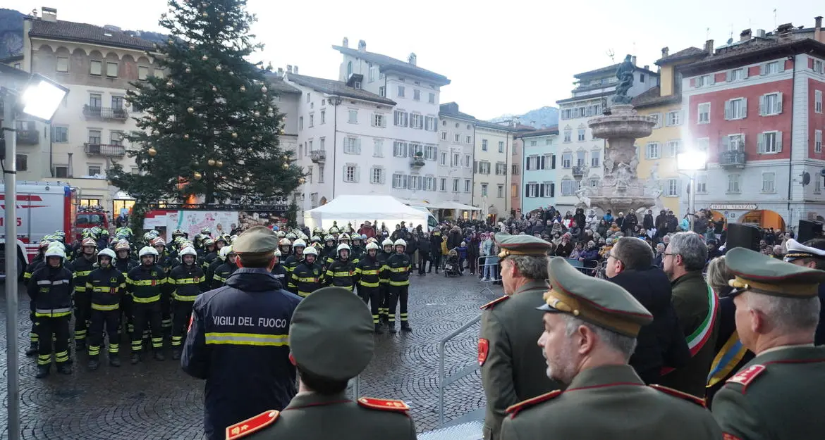 Vigili del fuoco di Trento, il tributo della città ai suoi 357 volontari. Compiuti 2.655 interventi, 424 gli incidenti
