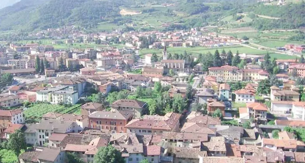 Mori, apre la finestra e si trova i ladri davanti