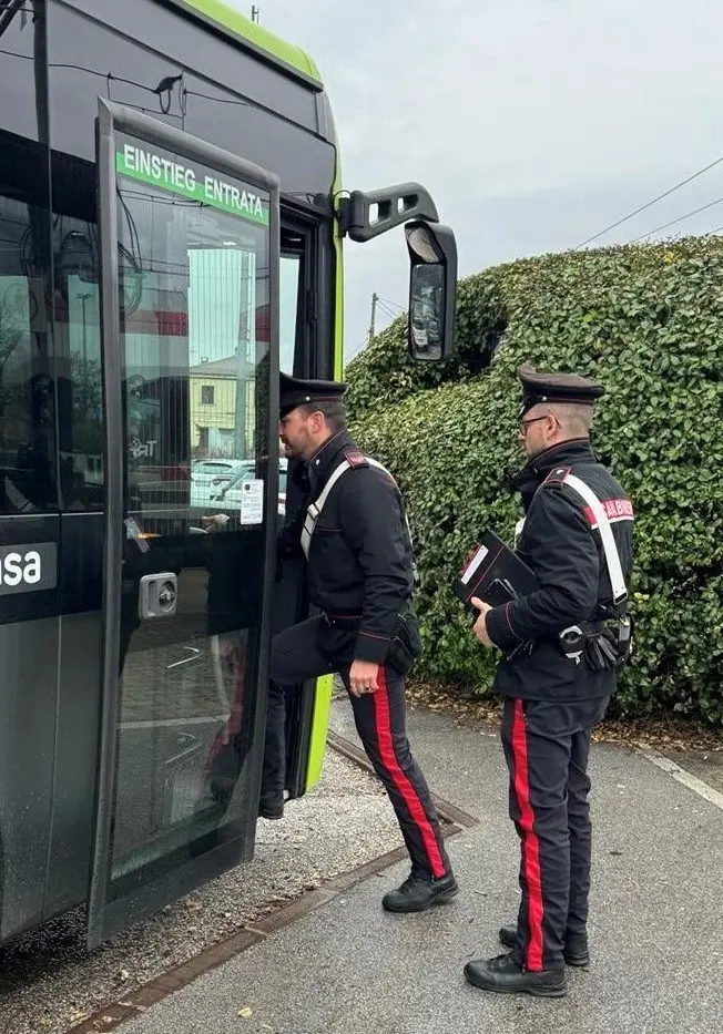 Minacce di morte ai controllori sull'autobus: 25enne denunciato dai carabinieri a Laives