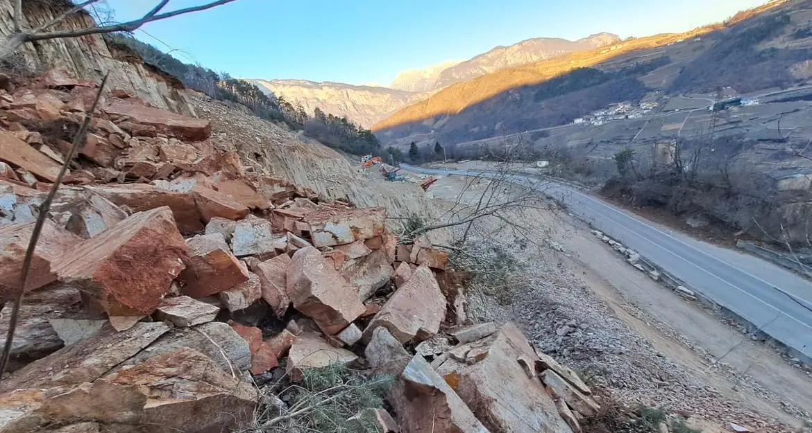 Distacco di porfido sulla provinciale verso Albiano: strada aperta