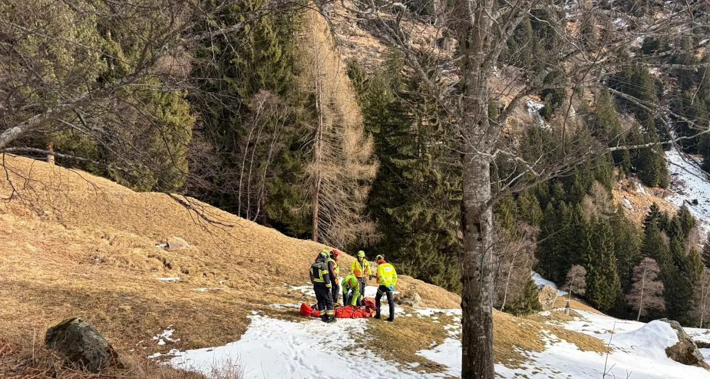 Pejo, cade nel bosco e scivola per 70 metri: uomo ferito recuperato con l’elicottero
