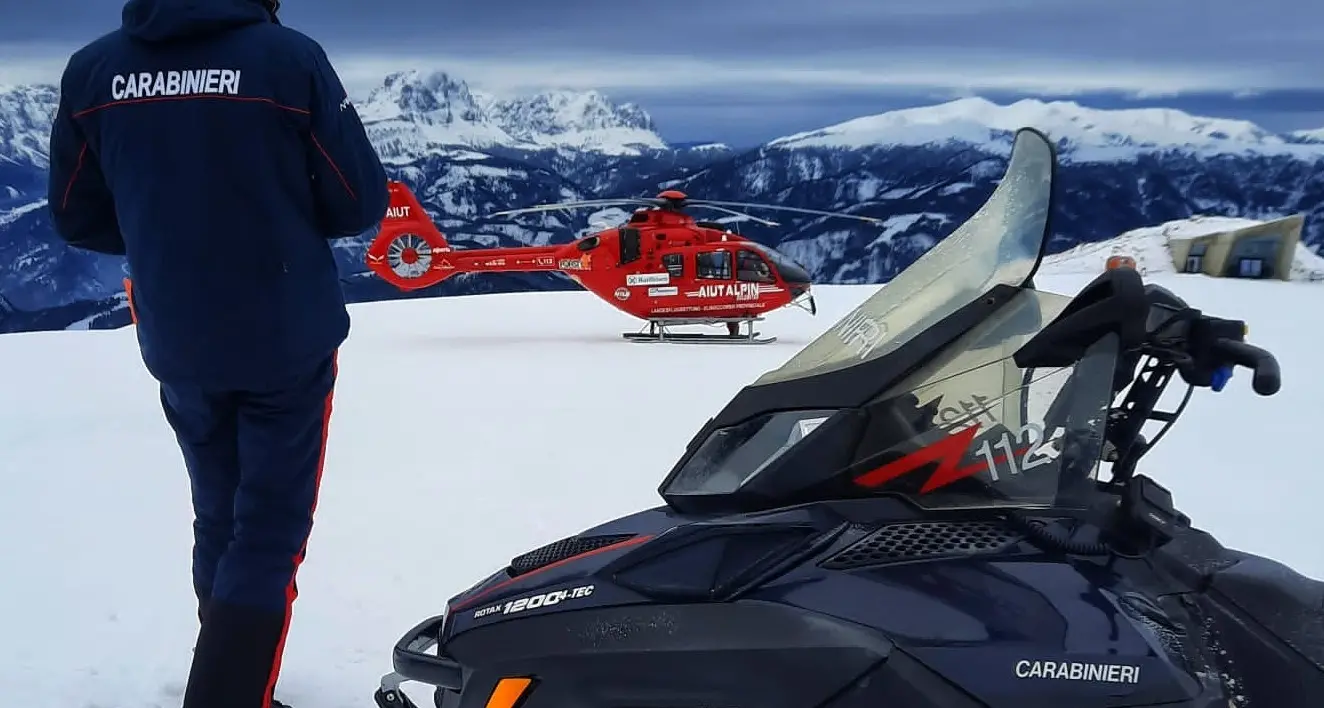 I carabinieri salvano la vita a uno sciatore a Selva di Val Gardena