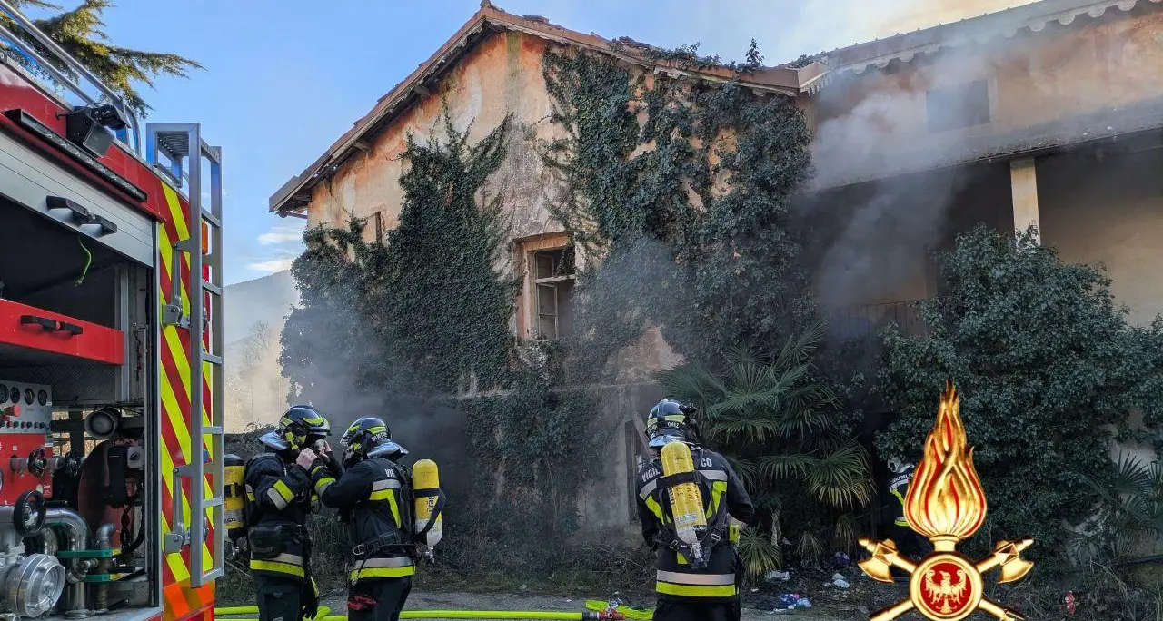 Incendio in una casa abbandonata a Riva del Garda, 15 vigili in azione