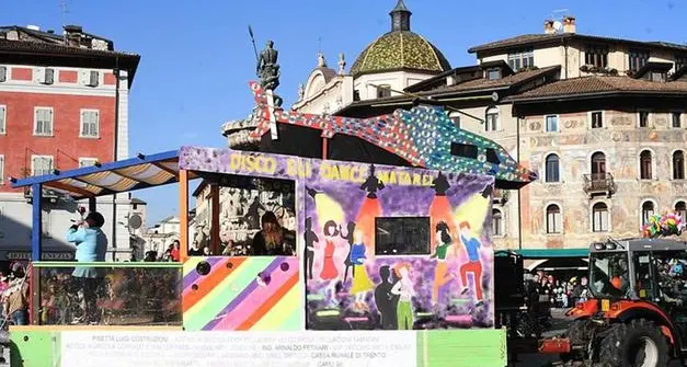 Carnevale a Trento, torna la sfilata dei carri \"cancellata\" dal Covid