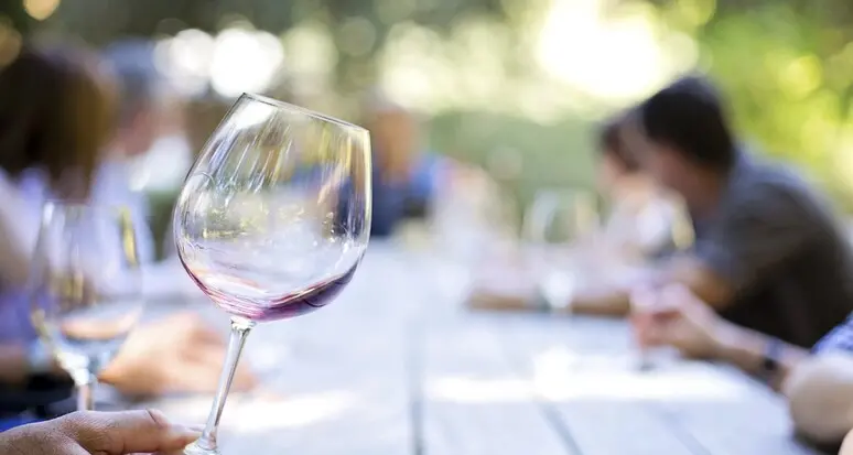 Meno vino nei bicchieri, più turisti in cantina: boom dell’enoturismo