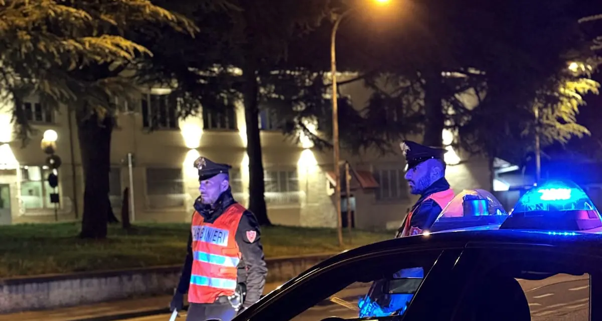 Tenta furto al supermercato e minaccia i carabinieri con una bottiglia di vetro: diciannovenne arrestato
